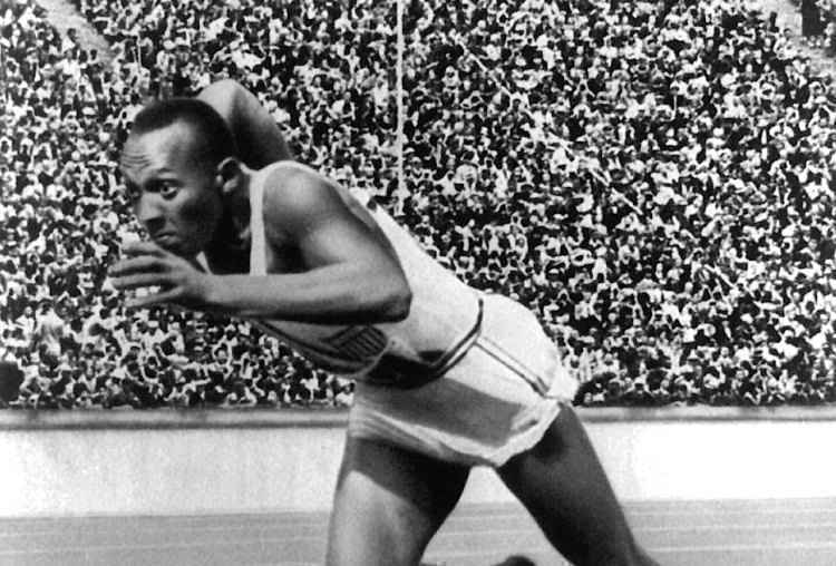 Nos jogos de Berlim, de 1936, o corredor americano Jesse Owens cala Hitler e o estádio cheio de nazistas ao faturar três medalhas de ouro(foto: YouTube/History Channel/Reprodução) Nos jogos de Berlim, de 1936, o corredor americano Jesse Owens cala Hitler e o estádio cheio de nazistas ao faturar três medalhas de ouro(foto: YouTube/History Channel/Reprodução)