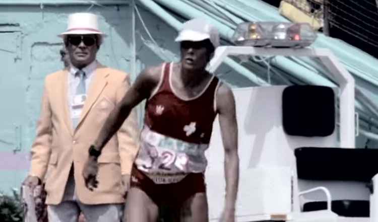 A maratonista suíça Gabrielle Andersen-Scheiss dá exemplo de superação nos jogos de Los Angeles, em 1984, ao terminar a prova extremamente desgastada(foto: YouTube/Reprodução) A maratonista suíça Gabrielle Andersen-Scheiss dá exemplo de superação nos jogos de Los Angeles, em 1984, ao terminar a prova extremamente desgastada(foto: YouTube/Reprodução)