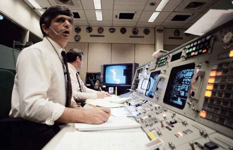 O diretor da missão STS-51-L, Jay Greene, fica sem reação ao ver a explosão do ônibus espacial, em sua mesa no Centro Espacial Kennedy(foto: Wikimedia/Nasa/Reprodução) O diretor da missão STS-51-L, Jay Greene, fica sem reação ao ver a explosão do ônibus espacial, em sua mesa no Centro Espacial Kennedy(foto: Wikimedia/Nasa/Reprodução)
