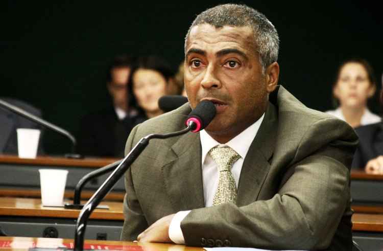 Após 'aposentar' do futebol, Romário se enveredou na política e vem mostrando um ótimo serviço como senador pelo Rio de Janeiro(foto: Facebook/romariodesouzafaria/Reprodução) Após 'aposentar' do futebol, Romário se enveredou na política e vem mostrando um ótimo serviço como senador pelo Rio de Janeiro(foto: Facebook/romariodesouzafaria/Reprodução)