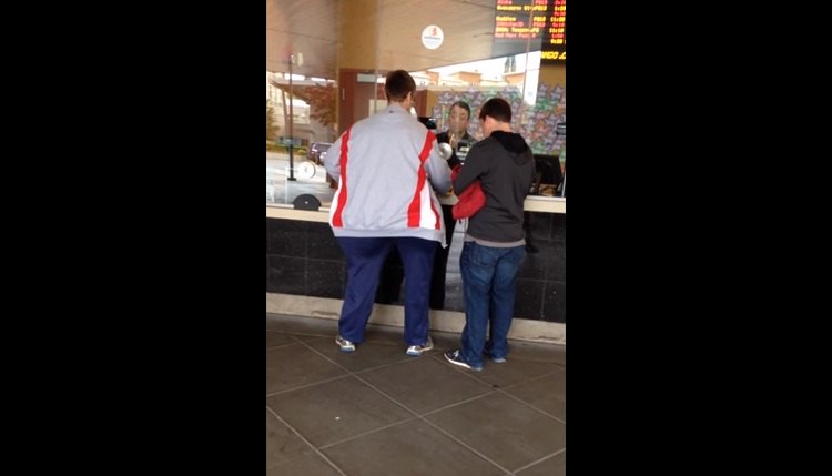 O homem 'obeso' nessa imagem é 'formado' pelos amigos americanos Bo e Matthew, que estão fazendo sucesso no YouTube(foto: YouTube/Reprodução) O homem 'obeso' nessa imagem é 'formado' pelos amigos americanos Bo e Matthew, que estão fazendo sucesso no YouTube(foto: YouTube/Reprodução)