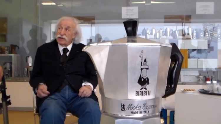 Renato Bialetti ao lado da moka: quando ele passou a administrar a fábrica da cafeteira em 1947, levou ao mundo essa incrível invenção italiana(foto: YouTube/Reprodução) Renato Bialetti ao lado da moka: quando ele passou a administrar a fábrica da cafeteira em 1947, levou ao mundo essa incrível invenção italiana(foto: YouTube/Reprodução)