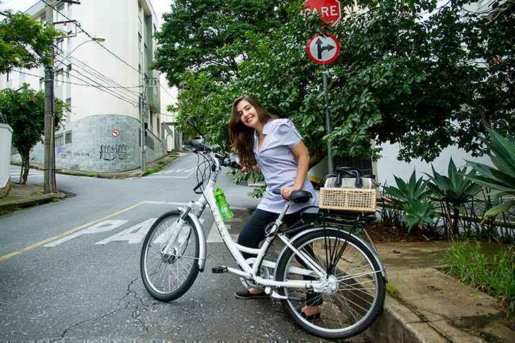 A advogada Mariana Cardoso Magalhães adotou a magrela motorizada até para ir ao trabalho: A advogada Mariana Cardoso Magalhães adotou a magrela motorizada até para ir ao trabalho: