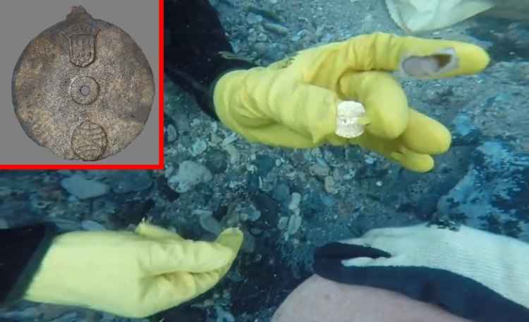 Entre as relíquias encontradas no fundo do mar, destaque para uma esfera de bronze (detalhe) com emblemas pessoais do rei Dom Manuel I(foto: Twitter/davidlmearns/Reprodução e YouTube/Reprodução) Entre as relíquias encontradas no fundo do mar, destaque para uma esfera de bronze (detalhe) com emblemas pessoais do rei Dom Manuel I(foto: Twitter/davidlmearns/Reprodução e YouTube/Reprodução)