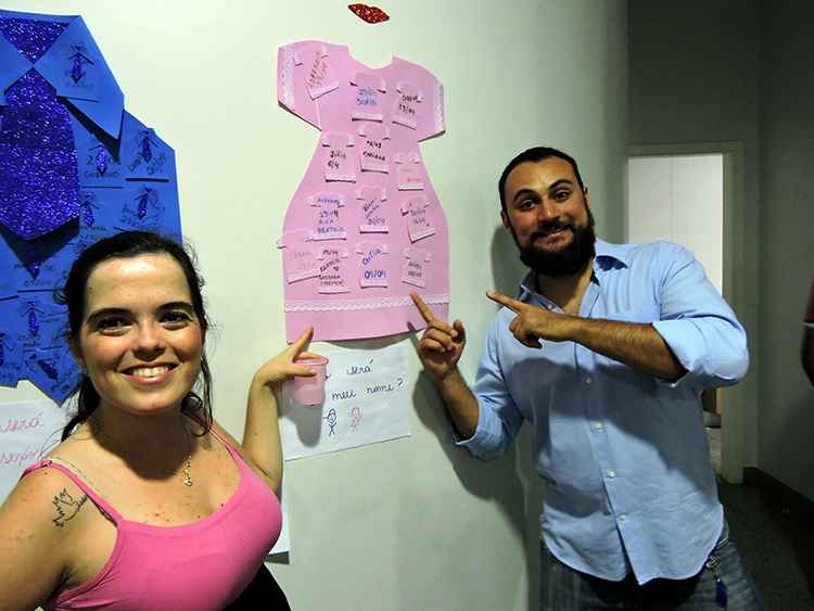 Vitor Mansur e Lorena Galev Rezende desafiaram os amigos: eles tiveram de descobrir sexo, data de nascimento e nome do primeiro bebê(foto: Carina Mansur/Divulgação) Vitor Mansur e Lorena Galev Rezende desafiaram os amigos: eles tiveram de descobrir sexo, data de nascimento e nome do primeiro bebê(foto: Carina Mansur/Divulgação)