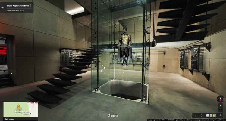 Curiosamente, o subterrâneo da mansão de Bruce Wayne esconde um roupa do Batman que foi pichada pelo vilão Coringa(foto: Google Street View/Reprodução) Curiosamente, o subterrâneo da mansão de Bruce Wayne esconde um roupa do Batman que foi pichada pelo vilão Coringa(foto: Google Street View/Reprodução)