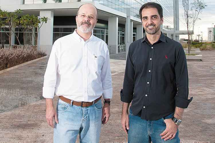 Maurício Miranda e Júlio Tôrres em frente ao edifício Parque Avenida, da Odebrecht, na Raja Gabaglia: um dos projetos de destaque da dupla(foto: Paulo Marcio/Encontro) Maurício Miranda e Júlio Tôrres em frente ao edifício Parque Avenida, da Odebrecht, na Raja Gabaglia: um dos projetos de destaque da dupla(foto: Paulo Marcio/Encontro)