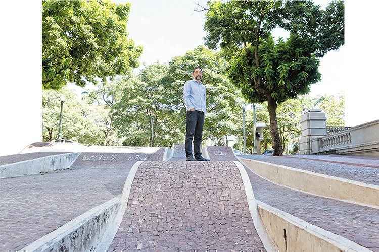 Alexandre Brasil projetou as faixas onduladas da rua Cláudio Manoel, na praça da Liberdade, obra da construtora Santa Bárbara: Alexandre Brasil projetou as faixas onduladas da rua Cláudio Manoel, na praça da Liberdade, obra da construtora Santa Bárbara: