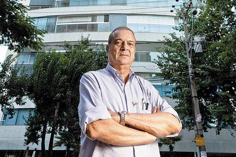 Oscar Ferreira em frente ao edifício de alto luxo que projetou para a Patrimar, no bairro São Pedro: Oscar Ferreira em frente ao edifício de alto luxo que projetou para a Patrimar, no bairro São Pedro: