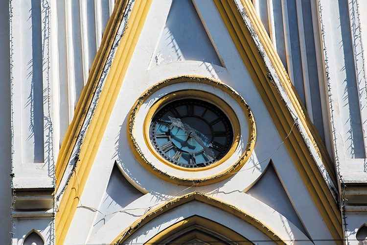 Basílica de Nossa Senhora de Lourdes, na rua da Bahia: arquitetura em estilo neogótico traz um relógio (1923) discreto, mas sempre certeiro (foto: Victor Schwaner/Encontro) Basílica de Nossa Senhora de Lourdes, na rua da Bahia: arquitetura em estilo neogótico traz um relógio (1923) discreto, mas sempre certeiro (foto: Victor Schwaner/Encontro)