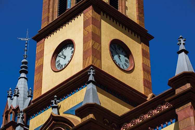 Igreja de São José, na avenida Afonso Pena: o relógio alemão, de 1910, passou por recente reforma, com a restauração da fachada frontal (foto: Victor Schwaner/Encontro) Igreja de São José, na avenida Afonso Pena: o relógio alemão, de 1910, passou por recente reforma, com a restauração da fachada frontal (foto: Victor Schwaner/Encontro)