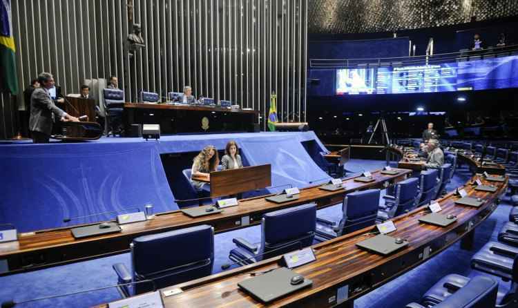 Além da Bandeira Nacional, o servidor Clodoaldo Silva também faz outros desenhos no carpete do Senado, como a Catedral de Brasília, obra de Oscar Niemeyer(foto: Jefferson Rudy/Agência Senado/Divulgação) Além da Bandeira Nacional, o servidor Clodoaldo Silva também faz outros desenhos no carpete do Senado, como a Catedral de Brasília, obra de Oscar Niemeyer(foto: Jefferson Rudy/Agência Senado/Divulgação)