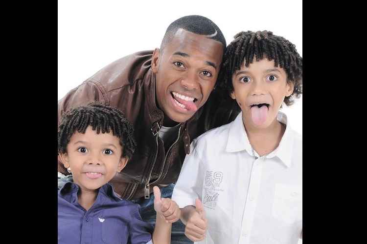 Robinho faz questão de levar os filhos Robson Júnior, de 8 anos, e Gianluca, de 5, aos treinos e aos jogos: a família está gostando tanto da cidade que o craque já procura casa para comprar por aqui. Entre as opções de local está o Vale dos Cristais, em Nova Lima(foto: Instagram/Reprodução) Robinho faz questão de levar os filhos Robson Júnior, de 8 anos, e Gianluca, de 5, aos treinos e aos jogos: a família está gostando tanto da cidade que o craque já procura casa para comprar por aqui. Entre as opções de local está o Vale dos Cristais, em Nova Lima(foto: Instagram/Reprodução)