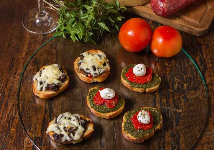 Brusquetas de muçarela de búfala, tomate seco e pesto de manjericão ou crostini de funghi shitake(foto: Roberto Rocha/Encontro) Brusquetas de muçarela de búfala, tomate seco e pesto de manjericão ou crostini de funghi shitake(foto: Roberto Rocha/Encontro)