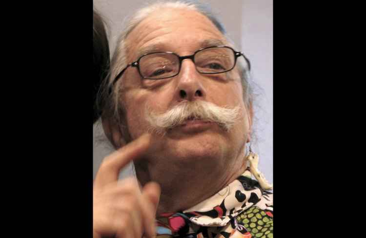 O médico americano Patch Adams foi o criador do método que humaniza o tratamento do paciente, deixando de lado a O médico americano Patch Adams foi o criador do método que humaniza o tratamento do paciente, deixando de lado a