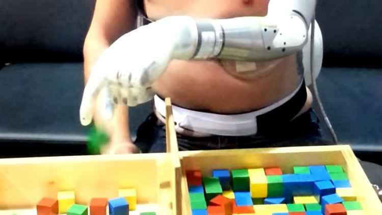 O braço biônico LUKE permite ao paciente executar movimentos suaves e delicados, como transportar um pequeno bloco de plástico de uma caixa para outra(foto: YouTube/Reprodução) O braço biônico LUKE permite ao paciente executar movimentos suaves e delicados, como transportar um pequeno bloco de plástico de uma caixa para outra(foto: YouTube/Reprodução)