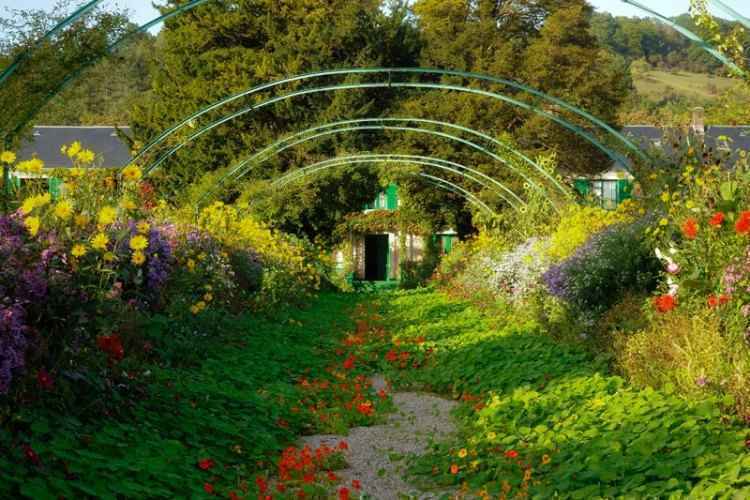 O Jardim da Normandia, ou Clos Normand, é uma das atrações da bucólica residência do impressionista francês(foto: Wikimedia/Reprodução) O Jardim da Normandia, ou Clos Normand, é uma das atrações da bucólica residência do impressionista francês(foto: Wikimedia/Reprodução)