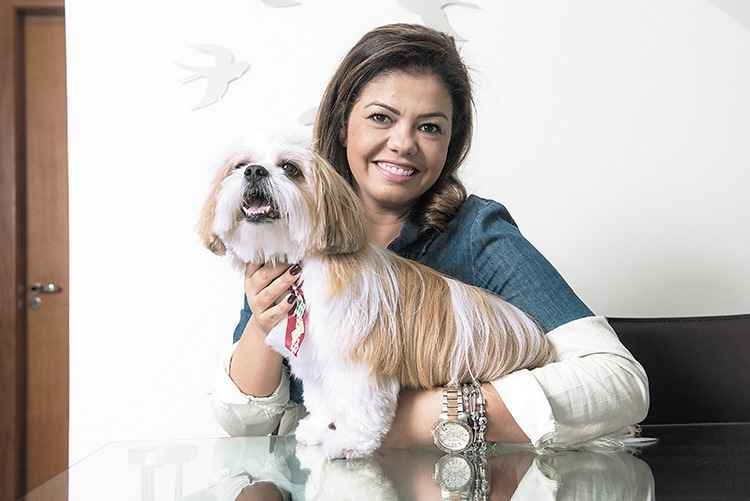 Após a separação, a bancária Flávia Mariano de Matos ficou com a guarda do lhasa apso Brad Pitt, mas visitas periódicas foram acordadas com o ex-marido: Após a separação, a bancária Flávia Mariano de Matos ficou com a guarda do lhasa apso Brad Pitt, mas visitas periódicas foram acordadas com o ex-marido: