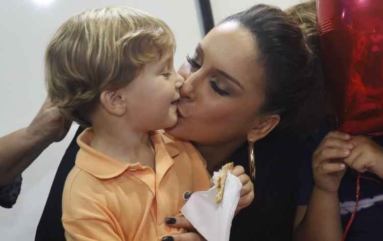 Quem também é adepta da prática do selinho nos filhos é a cantora baiana Claudia Leitte. Na foto ela está beijando seu caçula Rafael(foto: Divulgação/Revistaquem.globo.com/Reprodução) Quem também é adepta da prática do selinho nos filhos é a cantora baiana Claudia Leitte. Na foto ela está beijando seu caçula Rafael(foto: Divulgação/Revistaquem.globo.com/Reprodução)