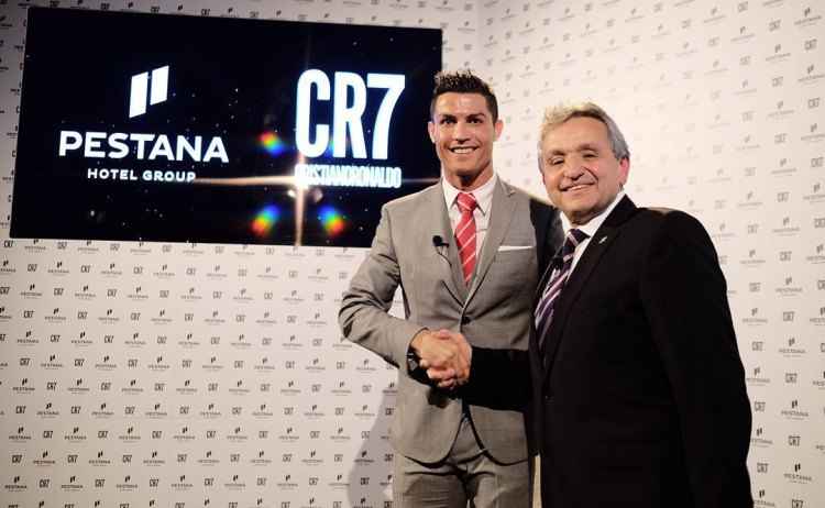 O jogador Cristiano Ronaldo e o empresário Dionísio Pestana firmaram o acordo para criação da nova rede de hotéis Pestana CR7, que estreia em Funchal, Lisboa, Madri e Nova Iorque(foto: Instagram/cristiano/Reprodução) O jogador Cristiano Ronaldo e o empresário Dionísio Pestana firmaram o acordo para criação da nova rede de hotéis Pestana CR7, que estreia em Funchal, Lisboa, Madri e Nova Iorque(foto: Instagram/cristiano/Reprodução)