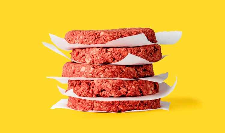 Graças à proteína vegetal leg-hemoglobina, o hambúrguer da Impossible Food fica com a mesma aparência de um tradicional, feito com carne(foto: Impossiblefoods.com/Reprodução) Graças à proteína vegetal leg-hemoglobina, o hambúrguer da Impossible Food fica com a mesma aparência de um tradicional, feito com carne(foto: Impossiblefoods.com/Reprodução)
