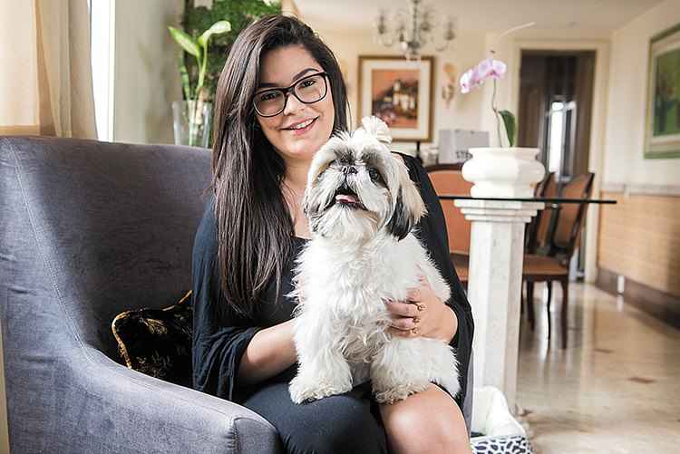 A publicitária Ana Angélica Turci observou que Lucy, sua shih-tzu de 3 anos, lambia as patas compulsivamente: A publicitária Ana Angélica Turci observou que Lucy, sua shih-tzu de 3 anos, lambia as patas compulsivamente: