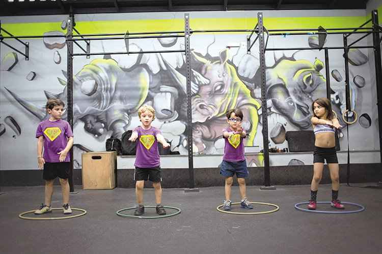 Os irmãos Vitor e Thomas Melo, com Enzo e Angelina Diniz, divertem-se nos exercícios: movimentos são feitos de forma lúdica, com intensidade moderada, por meio de jogos com bolas, argolas e cordas(foto: Victor Schwaner/Encontro) Os irmãos Vitor e Thomas Melo, com Enzo e Angelina Diniz, divertem-se nos exercícios: movimentos são feitos de forma lúdica, com intensidade moderada, por meio de jogos com bolas, argolas e cordas(foto: Victor Schwaner/Encontro)