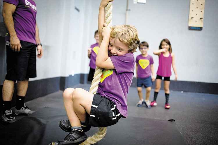 Aos 5 anos, Thomas Melo já se aventura a escalar uma corda: como em uma gincana(foto: Victor Schwaner/Encontro) Aos 5 anos, Thomas Melo já se aventura a escalar uma corda: como em uma gincana(foto: Victor Schwaner/Encontro)