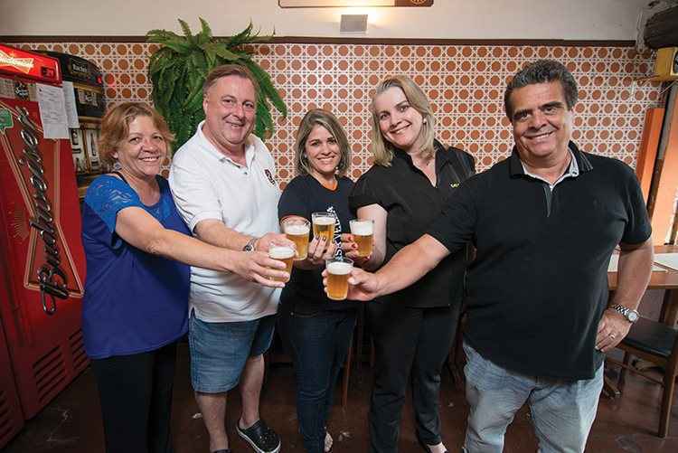 Alcione Pidner, da Cervejaria Seu Romão, Nicola Vizioli, da Família Paulista, Márcia Soares, da Casa Velha Bar e Restaurante, Eliza Fonseca, do Bar da Lora, e Sebastião Lage, do Doca Medeiros celebram a nova iniciativa: 45 bares que participaram da edição do início do ano voltam a oferecer seus petiscos(foto: Pedro Nicoli/Encontro) Alcione Pidner, da Cervejaria Seu Romão, Nicola Vizioli, da Família Paulista, Márcia Soares, da Casa Velha Bar e Restaurante, Eliza Fonseca, do Bar da Lora, e Sebastião Lage, do Doca Medeiros celebram a nova iniciativa: 45 bares que participaram da edição do início do ano voltam a oferecer seus petiscos(foto: Pedro Nicoli/Encontro)