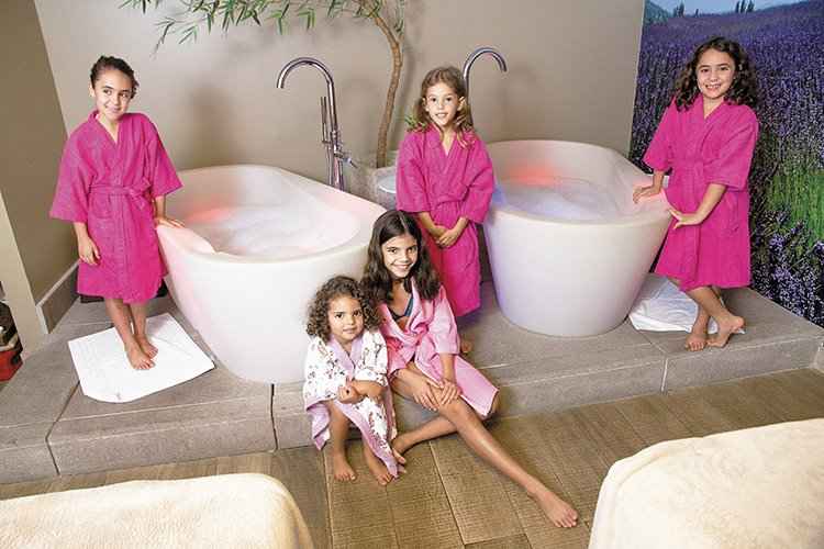 A aniversariante Gabriela Castro (terceira da esq. para a dir.) e suas convidadas Júlia, Marina, Ana Clara e Mariana: comemoração digna de princesa no spa, com direito a roupões personalizados (foto: Cláudio Cunha/Encontro) A aniversariante Gabriela Castro (terceira da esq. para a dir.) e suas convidadas Júlia, Marina, Ana Clara e Mariana: comemoração digna de princesa no spa, com direito a roupões personalizados (foto: Cláudio Cunha/Encontro)