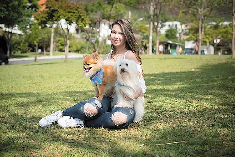 A estudante Bruna Garcia não desgruda do Lulu da Pomerânia Billy, de 1 ano (à esq.), comprado para fazer companhia ao maltês Kaka: criador de confiança para não errar na escolha(foto: Alexandre Rezende/Encontro) A estudante Bruna Garcia não desgruda do Lulu da Pomerânia Billy, de 1 ano (à esq.), comprado para fazer companhia ao maltês Kaka: criador de confiança para não errar na escolha(foto: Alexandre Rezende/Encontro)