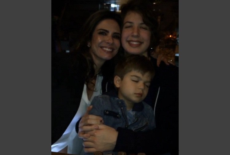 Luciana Gimenez ao lado dos filhos Lucas Jagger, de 17 anos, e o caçula, Lorenzo Gabriel Morad Fragali, de 5 anos, fruto de seu casamento atual com o empresário Marcelo de Carvalho(foto: Instagram/lucasjagger/Reprodução) Luciana Gimenez ao lado dos filhos Lucas Jagger, de 17 anos, e o caçula, Lorenzo Gabriel Morad Fragali, de 5 anos, fruto de seu casamento atual com o empresário Marcelo de Carvalho(foto: Instagram/lucasjagger/Reprodução)