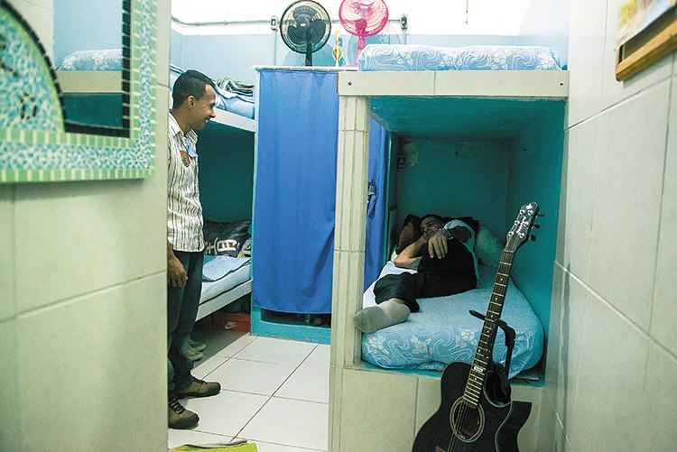 Nas celas: limpeza e organização são critérios para os recuperandos receberem benefícios como ter mais tempo de TV e ligações para a família(foto: Alexandre Rezende/Encontro) Nas celas: limpeza e organização são critérios para os recuperandos receberem benefícios como ter mais tempo de TV e ligações para a família(foto: Alexandre Rezende/Encontro)