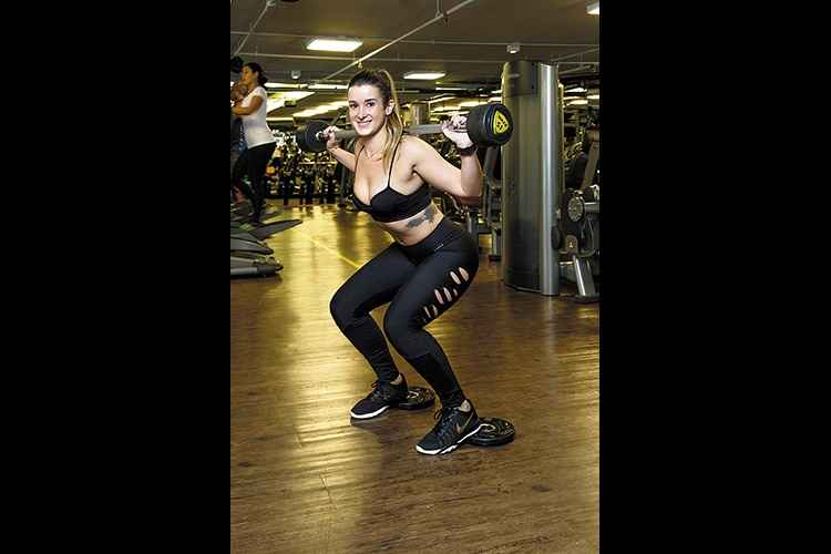 Viciada em atividades físicas, a empresária Juliana Andrade Ribeiro, 30 anos, já fez balé, handeball, natação, capoeira, corrida, ioga e hoje pratica treino funcional para os glúteos e kickboxing. Viciada em atividades físicas, a empresária Juliana Andrade Ribeiro, 30 anos, já fez balé, handeball, natação, capoeira, corrida, ioga e hoje pratica treino funcional para os glúteos e kickboxing.