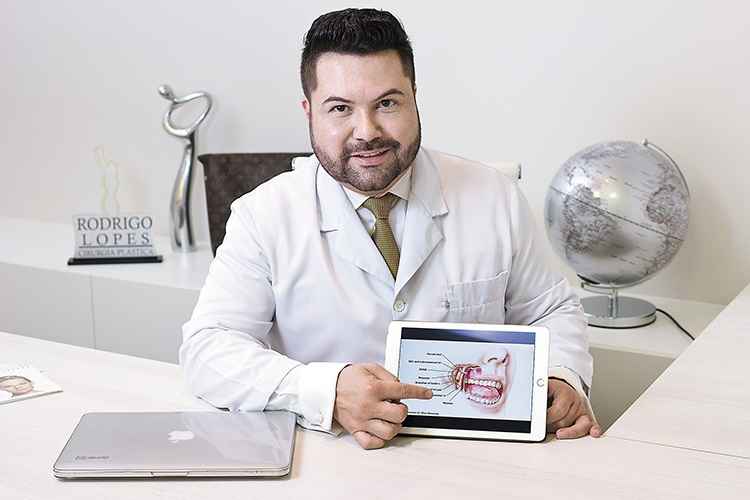 A propagação das selfies está ligada ao aumento dos procedimentos estéticos faciais, de acordo com o cirurgião plástico Rodrigo Lopes: A propagação das selfies está ligada ao aumento dos procedimentos estéticos faciais, de acordo com o cirurgião plástico Rodrigo Lopes: