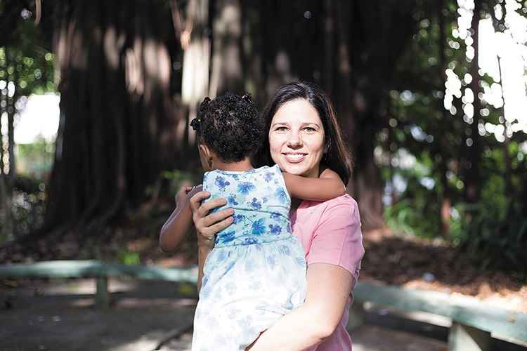 A hematologista Karen Prata, de 42 anos, tornou-se mãe de Ana Laura* em 2015. A menina tem 2 anos e nasceu com algumas sequelas da dependência química da mãe biológica e pela falta do acompanhamento no pré-natal. A hematologista Karen Prata, de 42 anos, tornou-se mãe de Ana Laura* em 2015. A menina tem 2 anos e nasceu com algumas sequelas da dependência química da mãe biológica e pela falta do acompanhamento no pré-natal.