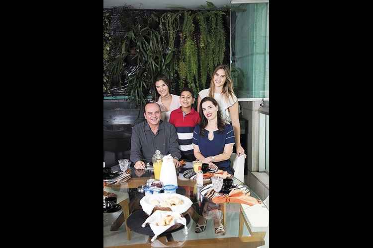 O desembargador José Arthur de Carvalho Pereira Filho e a mulher, a advogada Maria Fernanda Pires de Carvalho, com as filhas biológicas Maria Helena, de 16, e Maria Laura, 21, e Pedro Henrique, 10, adotado assim que nasceu. O desembargador José Arthur de Carvalho Pereira Filho e a mulher, a advogada Maria Fernanda Pires de Carvalho, com as filhas biológicas Maria Helena, de 16, e Maria Laura, 21, e Pedro Henrique, 10, adotado assim que nasceu.