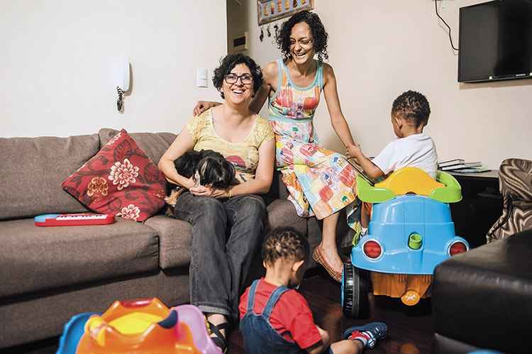 A historiadora Ana Jardim e a professora de teatro Adélia Carvalho são mães dos gêmeos Fernando e Rafael*, de 2 anos. A historiadora Ana Jardim e a professora de teatro Adélia Carvalho são mães dos gêmeos Fernando e Rafael*, de 2 anos.