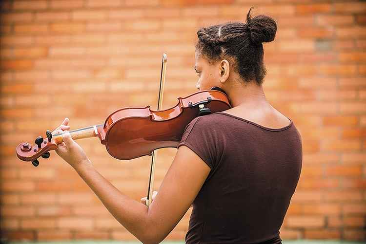 Tainá*, de 16 anos, vive em um abrigo desde os 7. Seu desejo é ser violinista e pediatra. Tainá*, de 16 anos, vive em um abrigo desde os 7. Seu desejo é ser violinista e pediatra.