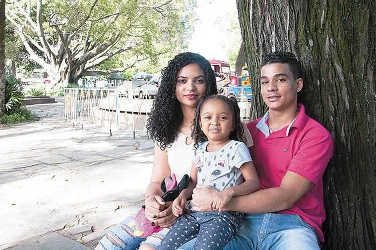 Ivanilda Martins e Vinicius Gonçalves, com a filhinha Emily, queixam-se da sensação de insegurança: Ivanilda Martins e Vinicius Gonçalves, com a filhinha Emily, queixam-se da sensação de insegurança: