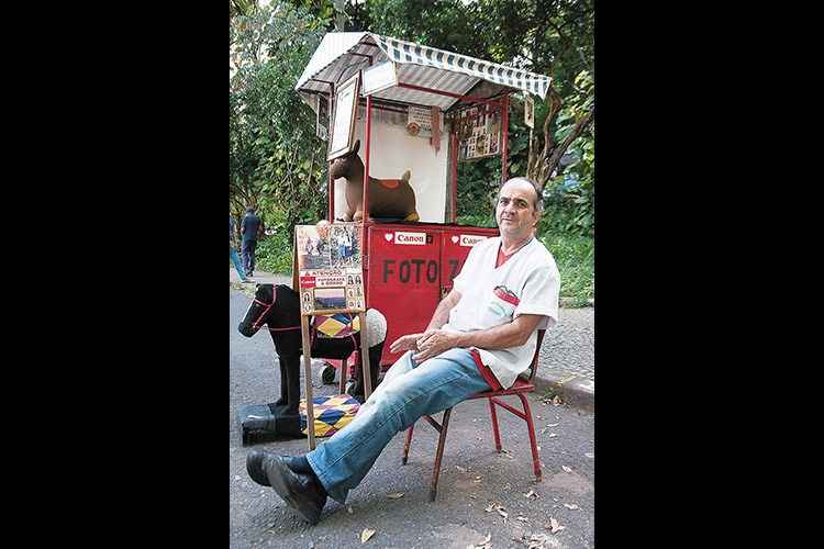 O lambe-lambe João Pereira Cunha não arreda o pé do parque: O lambe-lambe João Pereira Cunha não arreda o pé do parque: