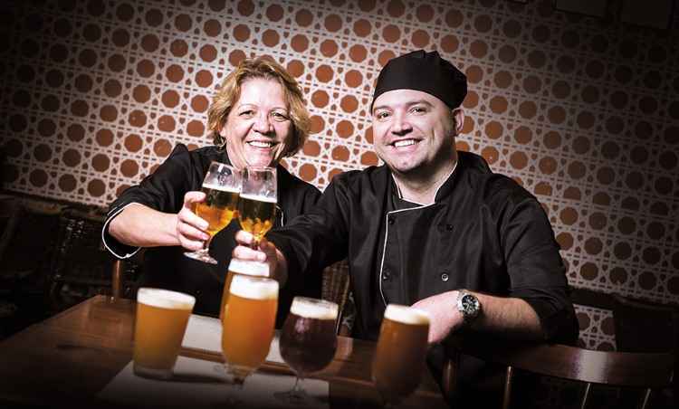 Felipe Pidner e sua mãe, Alcione Pidner, da Cervejaria Seu Romão, eleita melhor boteco em 2016: Felipe Pidner e sua mãe, Alcione Pidner, da Cervejaria Seu Romão, eleita melhor boteco em 2016: