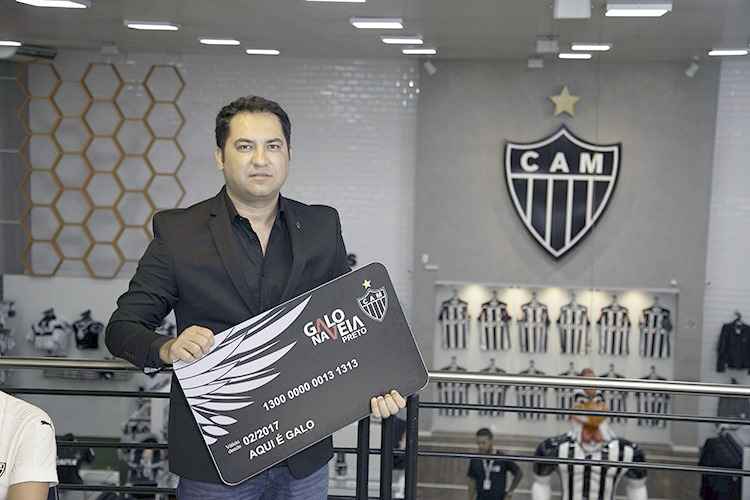 Lucas Couto, com o cartão do Galo na Veia: Lucas Couto, com o cartão do Galo na Veia: