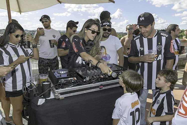Lounge montado no Mineirão com direito a DJ e cerveja com desconto: atrativo do programa sócio-torcedor(foto: Ronaldo Dolabella/Encontro) Lounge montado no Mineirão com direito a DJ e cerveja com desconto: atrativo do programa sócio-torcedor(foto: Ronaldo Dolabella/Encontro)
