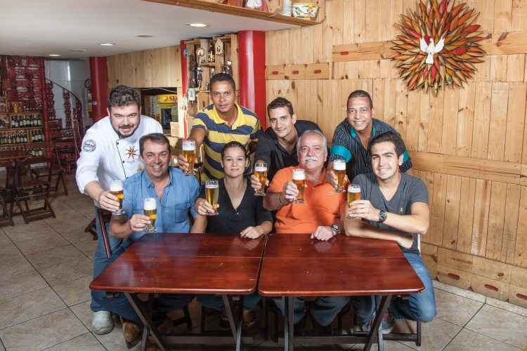 Da esq. para dir. Odlei Cruz (Bar Tudo Legal), Gustavo Henrique (Rosa dos Ventos), Marcelo González (A Granel Bar e Restaurante), Diego Borges (Zé Pileque), Paulo Benevides (Bar Temático), Marcos Antônio Pereira (Bar do Kim), Heitor Gonçalves (Caixote Bar e Restaurante) e Aline Soares (Santo Boteco): novatos celebram oportunidade de se tornarem conhecidos(foto: Denis Medeiros/Encontro) Da esq. para dir. Odlei Cruz (Bar Tudo Legal), Gustavo Henrique (Rosa dos Ventos), Marcelo González (A Granel Bar e Restaurante), Diego Borges (Zé Pileque), Paulo Benevides (Bar Temático), Marcos Antônio Pereira (Bar do Kim), Heitor Gonçalves (Caixote Bar e Restaurante) e Aline Soares (Santo Boteco): novatos celebram oportunidade de se tornarem conhecidos(foto: Denis Medeiros/Encontro)