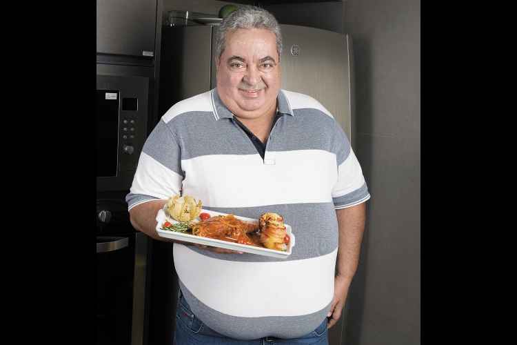 Marcílio Cruz, proprietário do Armazém Medeiros, que participa desde a primeira edição, criou o Coração Mineiro: maçã de peito acompanhada de batatas recheadas e cebola em pétalas(foto: Ronaldo Dolabella/Encontro) Marcílio Cruz, proprietário do Armazém Medeiros, que participa desde a primeira edição, criou o Coração Mineiro: maçã de peito acompanhada de batatas recheadas e cebola em pétalas(foto: Ronaldo Dolabella/Encontro)