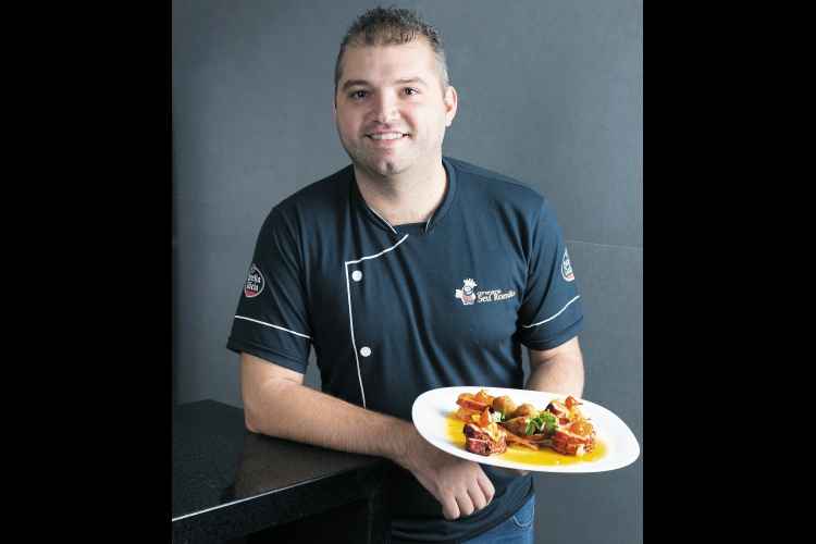 Atual campeã, a Cervejaria Seu Romão, comandada por Felipe Pidner, apresenta o Desconfiadinho: copa lombo defumado ao molho de damasco acompanhado de cerquinha de bacon e bolinhos de cará recheados com queijo de minas(foto: Ronaldo Dolabella/Encontro) Atual campeã, a Cervejaria Seu Romão, comandada por Felipe Pidner, apresenta o Desconfiadinho: copa lombo defumado ao molho de damasco acompanhado de cerquinha de bacon e bolinhos de cará recheados com queijo de minas(foto: Ronaldo Dolabella/Encontro)