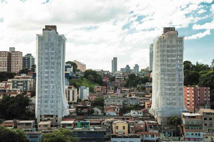 Torres gêmeas de Santa Tereza: espigões inacabados com 17 andares e 132 unidades serão abrigados por um condomínio com lazer completo(foto: Denis Medeiros/Encontro) Torres gêmeas de Santa Tereza: espigões inacabados com 17 andares e 132 unidades serão abrigados por um condomínio com lazer completo(foto: Denis Medeiros/Encontro)