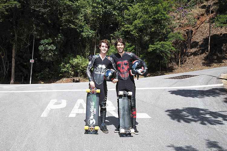 Os skatistas Pepe Laporte e Thiago Lessa treinam em uma das descidas íngremes do bairro: velocidade chega a 70 km/h(foto: Ronaldo Dolabella/Encontro) Os skatistas Pepe Laporte e Thiago Lessa treinam em uma das descidas íngremes do bairro: velocidade chega a 70 km/h(foto: Ronaldo Dolabella/Encontro)
