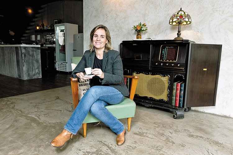 A empresária Adriana Martins, do Atmosphera Mocca: para a casa aberta neste ano ela investiu em objetos retrô (foto: Samuel Gê/Encontro) A empresária Adriana Martins, do Atmosphera Mocca: para a casa aberta neste ano ela investiu em objetos retrô (foto: Samuel Gê/Encontro)